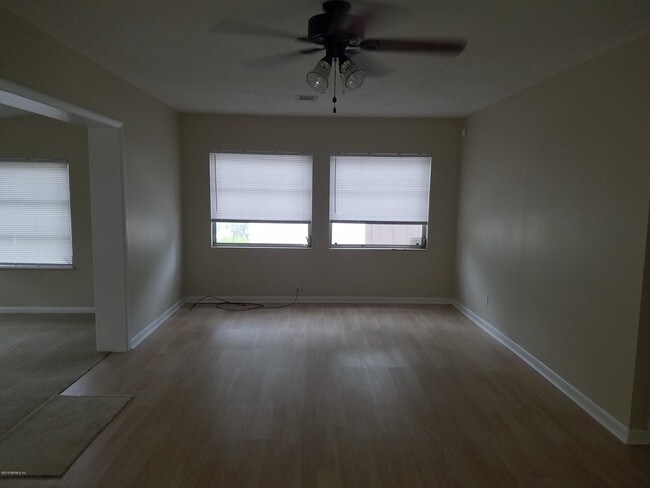 Foto del edificio - 2215 Bartram Rd