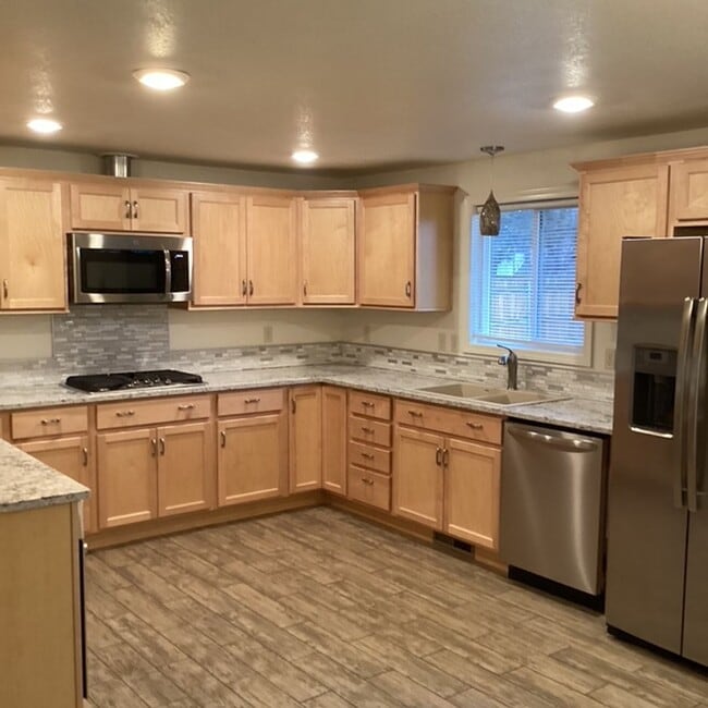 Building Photo - 1444 NW Canyon Dr