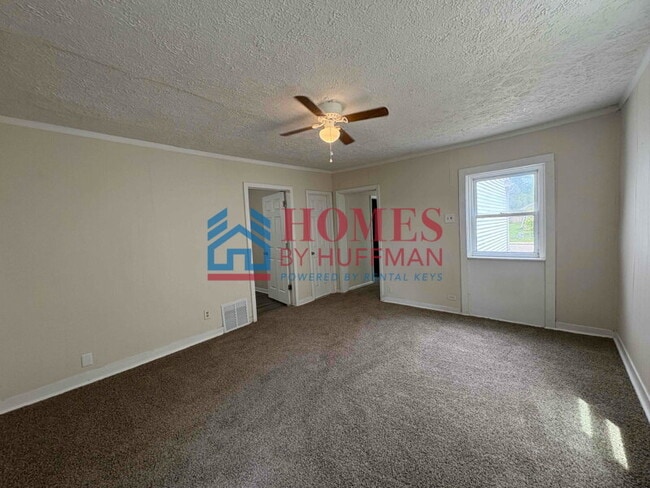 Building Photo - Three Bedroom House | Two Bathroom | Depos...