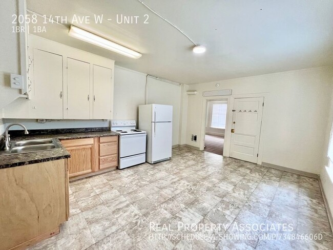 Building Photo - Large Triplex 1-Bedroom Available in Queen...