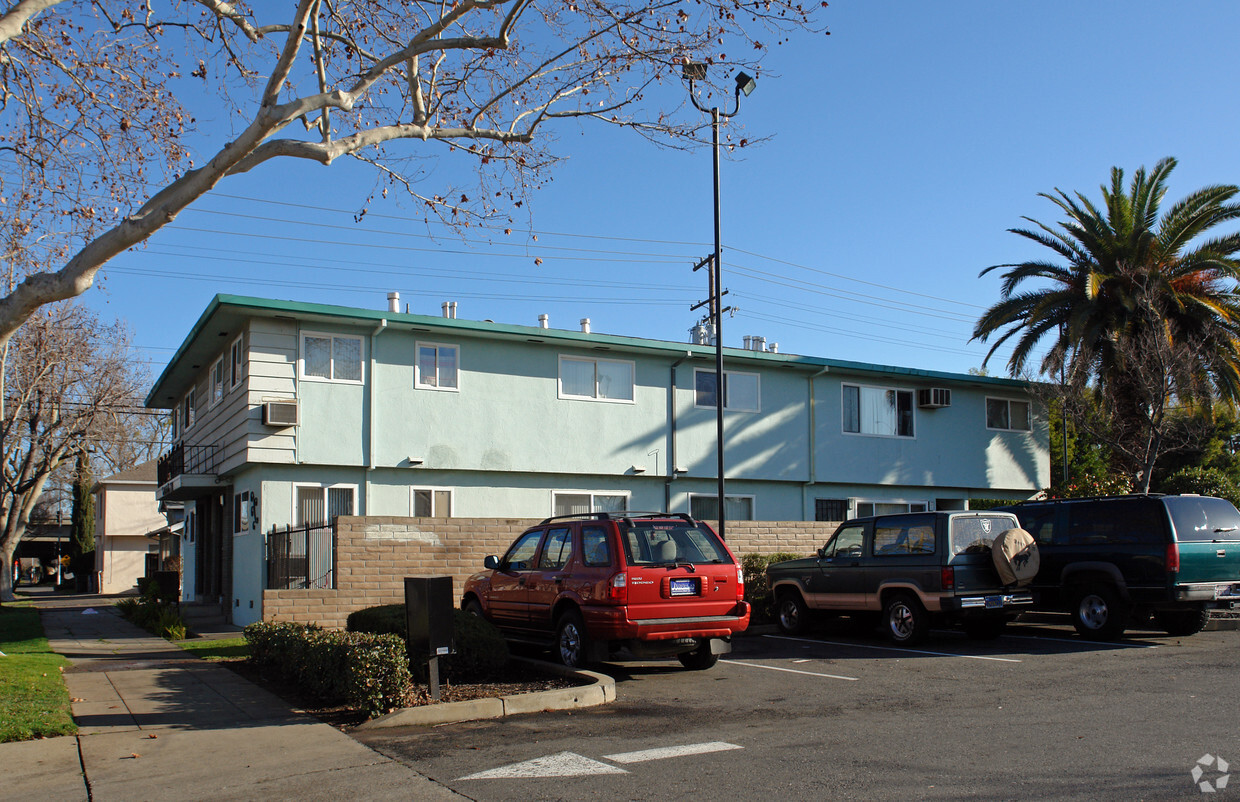 Building Photo - Villa Verde