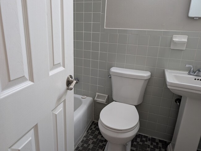 Building Photo - Ridgedale