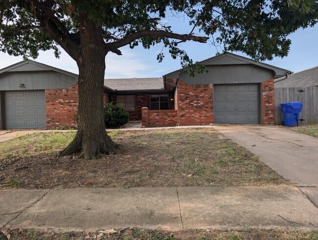 Building Photo - 122 Crystal Cir