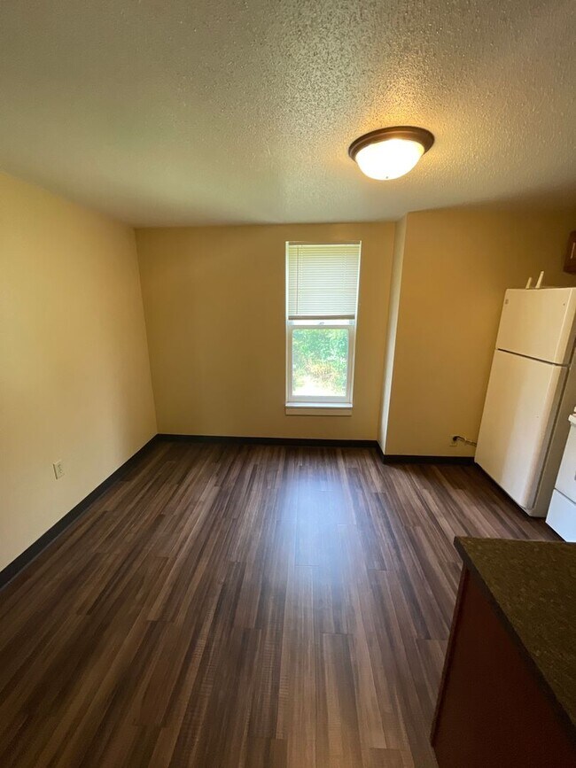 Foto del edificio - 327 W 4th St