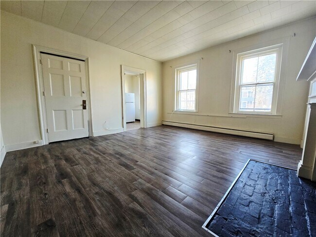 Foto del edificio - 385 S Main St