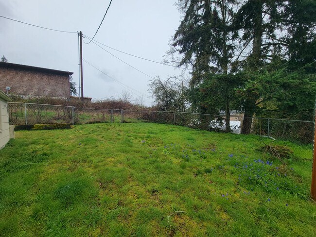 Building Photo - Charming 2 bedroom close to town