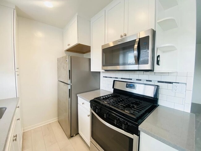 Kitchen - 1328 Barry Ave