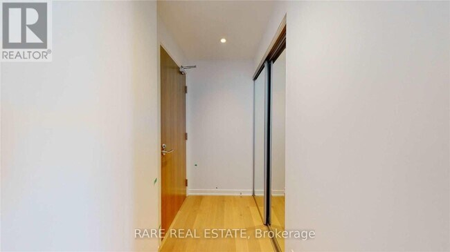 Photo du bâtiment - 1926 Lake Shore Blvd W