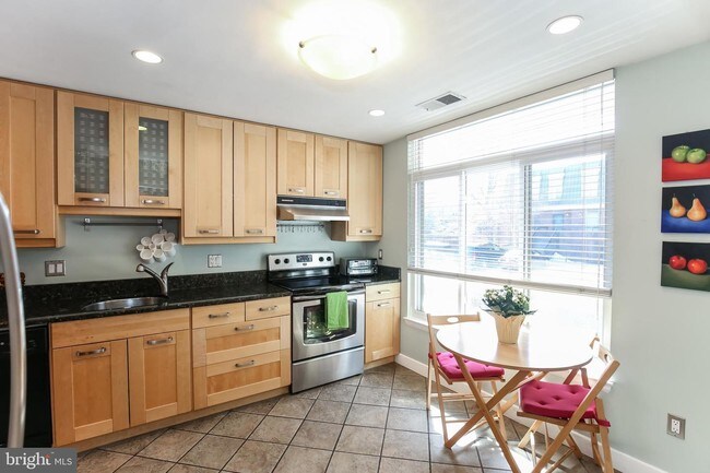 Building Photo - 604 15th St S