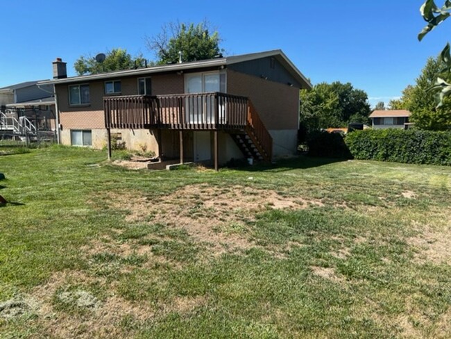 Foto del edificio - Beautifully updated home with fenced backyard