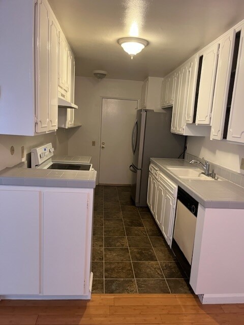 Kitchen - 5400 Lindley Ave