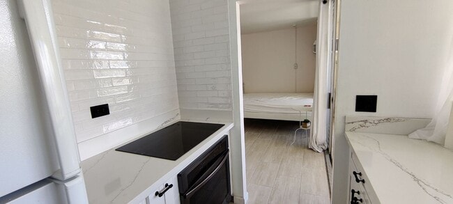 Foto del edificio - Fully Furnished Studio with Parking in Waikiki