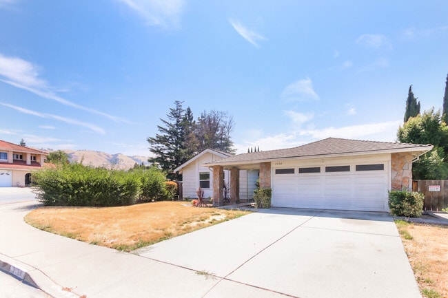 3 bedroom Home on a corner Lot - 3 bedroom Home on a corner Lot