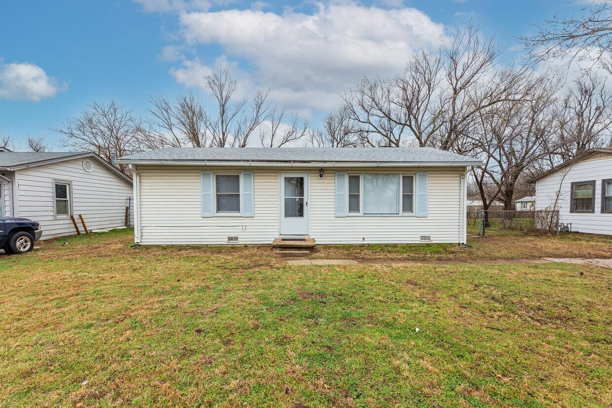 Foto principal - Move in ready - 2 Bed 1 Bath In Quiet Neig...