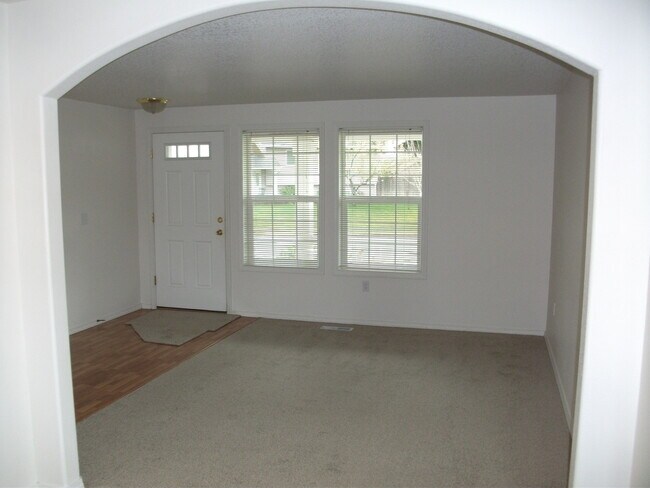 Foto del edificio - Beautiful 2-Story 4 Bedroom Home in Battle...