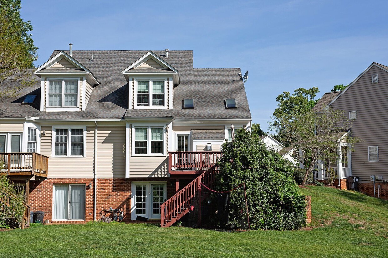 Primary Photo - Cat-Friendly Forest Lakes South Home