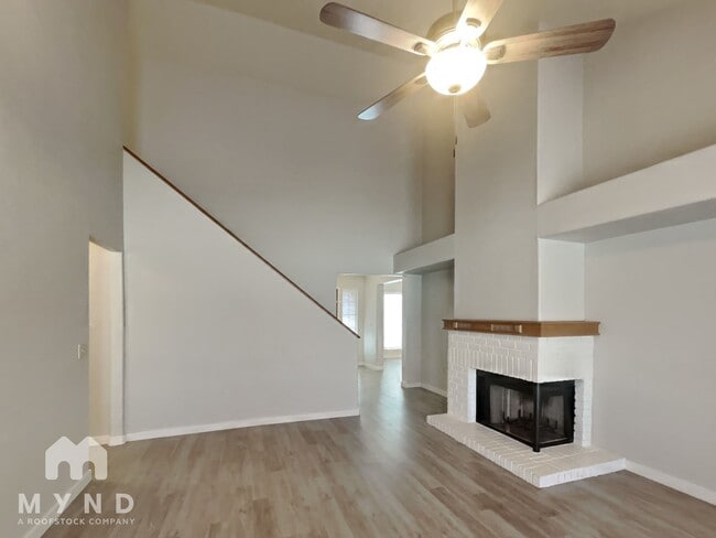 Building Photo - 634 N Quartz St