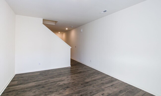 Foto del edificio - BEAUTIFUL 3BD/2.5BTH Townhome - Belmont - JULY MOVE IN