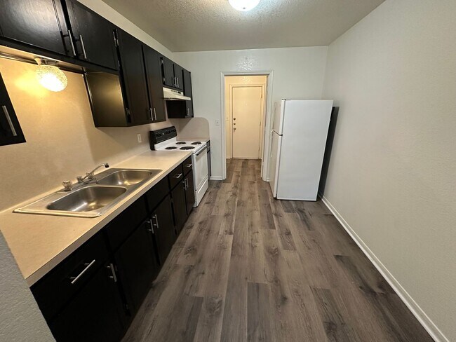 Building Photo - 204 W Avenue F