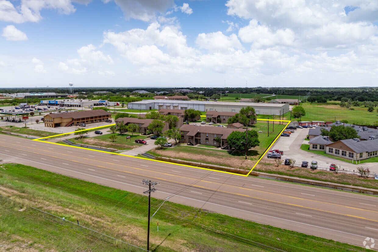 Colonial Manor Apartments in Cuero, TX