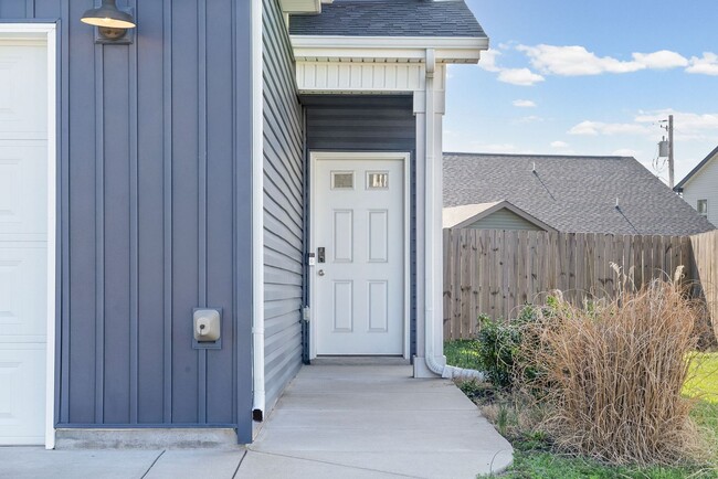 Building Photo - 3 Bedroom 2 1/2 Bath Home For Rent Near Post!