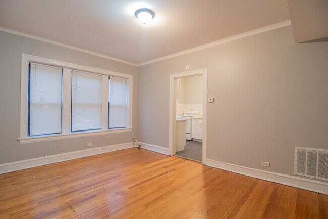 Building Photo - 6509 N Hoyne Ave