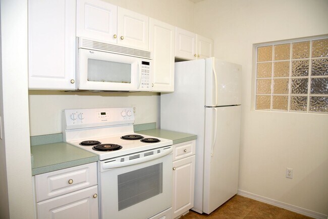 Foto del edificio - Second Floor Unit at The Oaks!