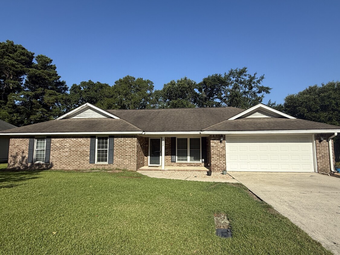Primary Photo - 122 Longleaf Cir