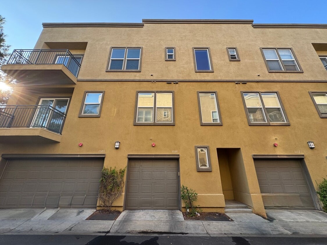 Primary Photo - Beautiful 3 Bd/2Ba Spacious Home in Fuller...