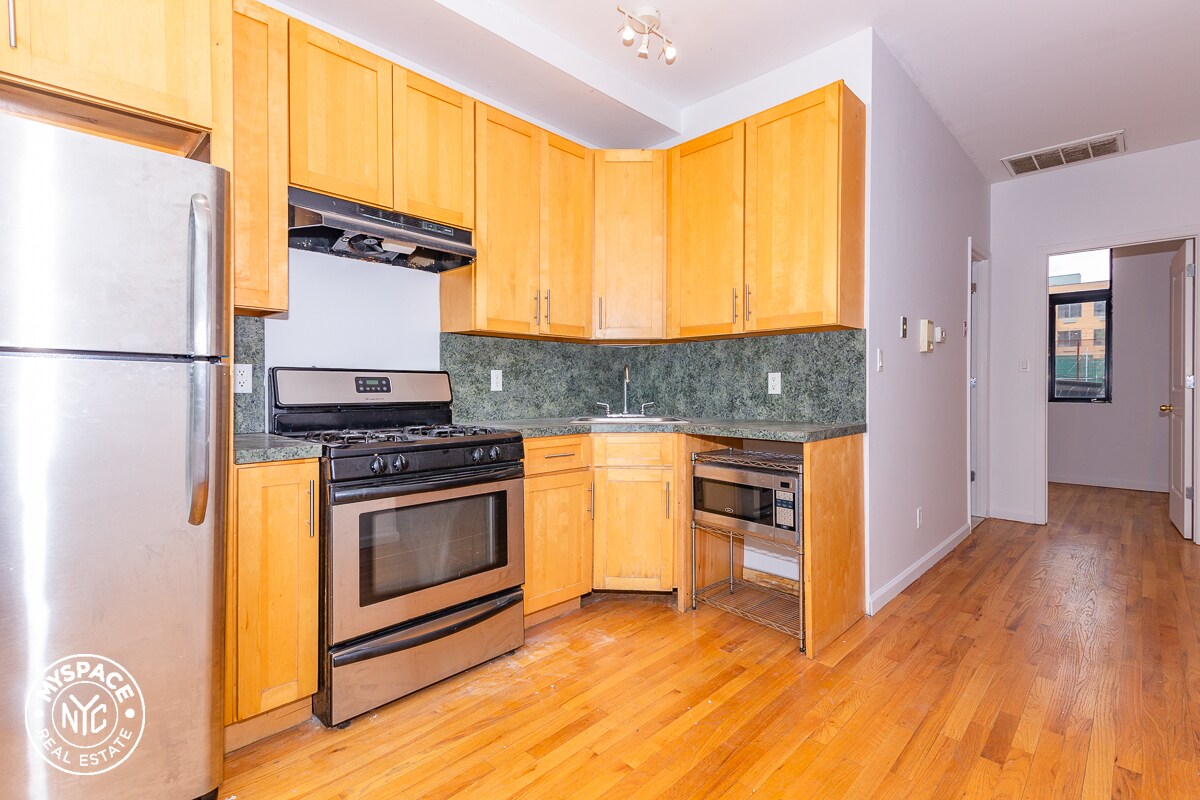 Primary Photo - 325 Kosciuszko St