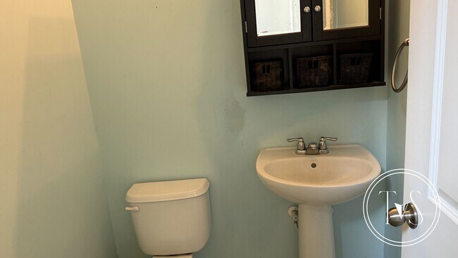 Building Photo - RATE DROP ALERT! (was $3000/month)