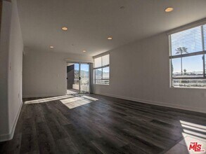 Building Photo - 5143 White Oak Ave