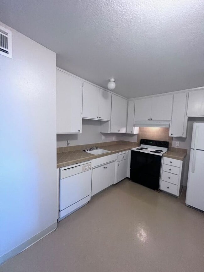 Building Photo - Extra Spacious Upstairs 2 Bedroom in Midtown!