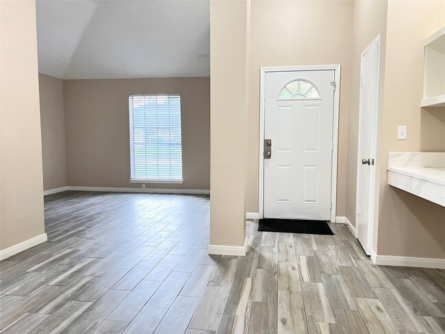 Building Photo - 21414 Park Run Dr