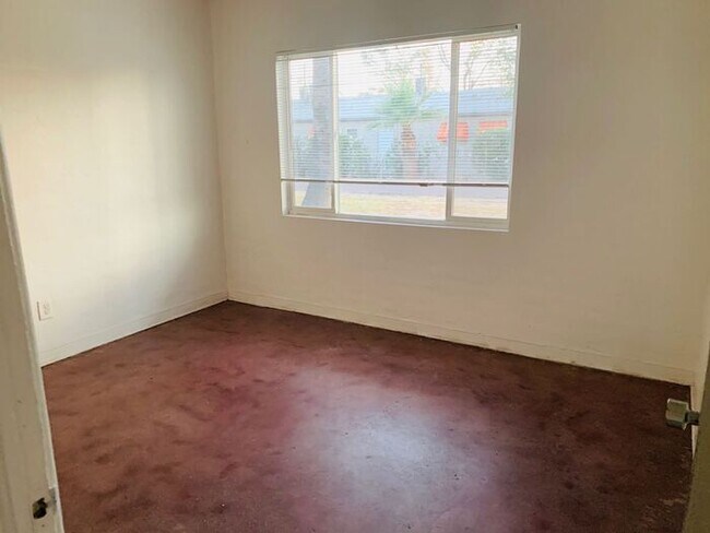 Foto del edificio - ONE BED ONE BATH WITH CONCRETE FLOORS