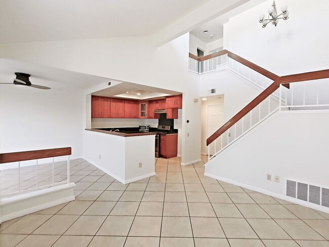Lakeview Townhouse - 2 Bed / 1 ½ Bath - Lakeview Townhouse - 2 Bed / 1 ½ Bath