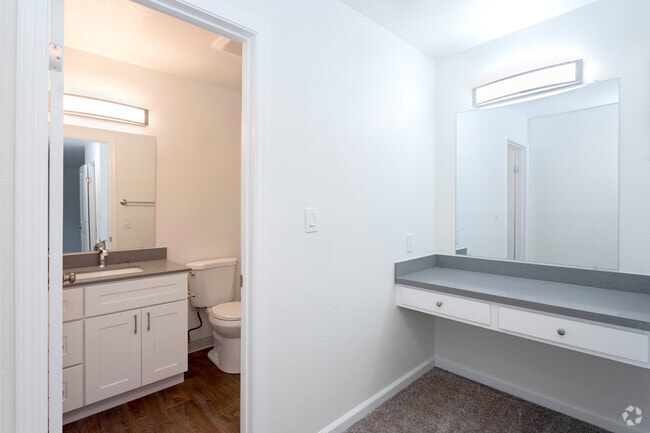 1HAB, 1BA - Baño - Park Square Apartments