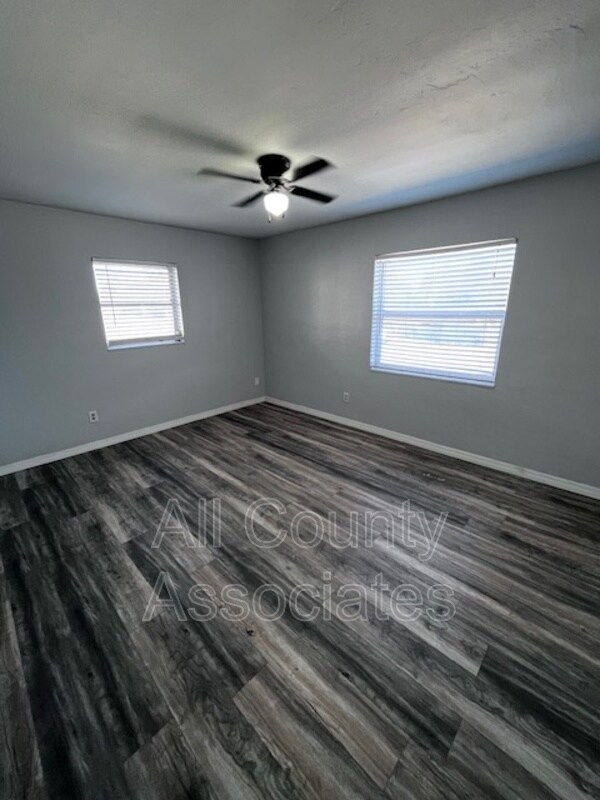 Foto del edificio - 7154 Holiday Dr