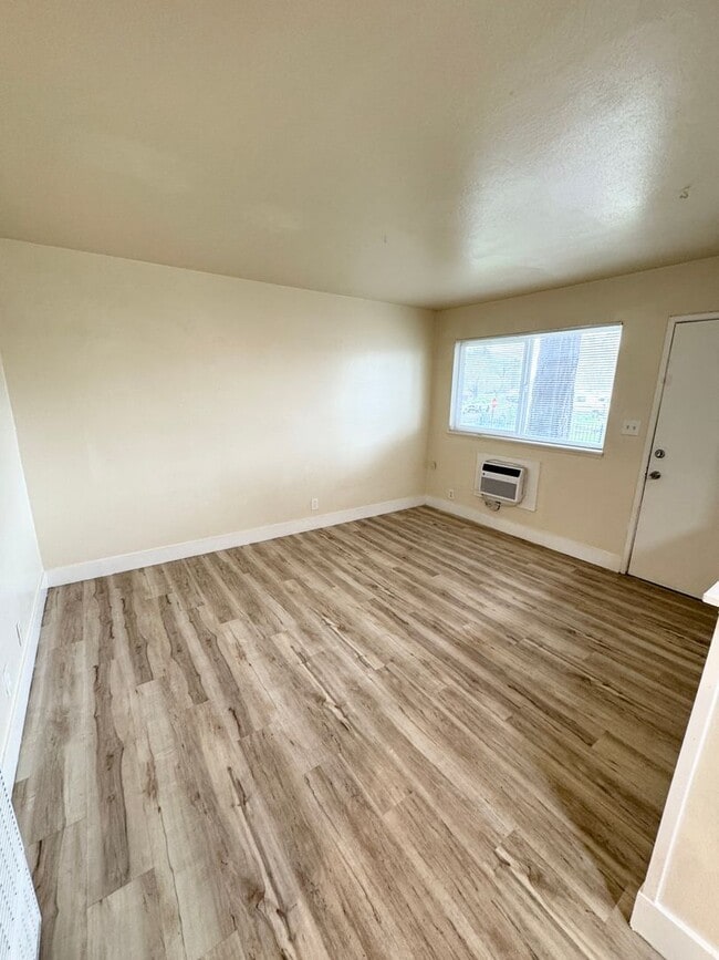 Building Photo - One Bedroom One Bath Apartment with Patio and Small Yard SEE VIDEO