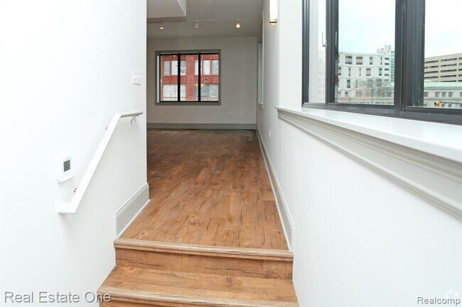 Foto del edificio - 10 Grand River Ave