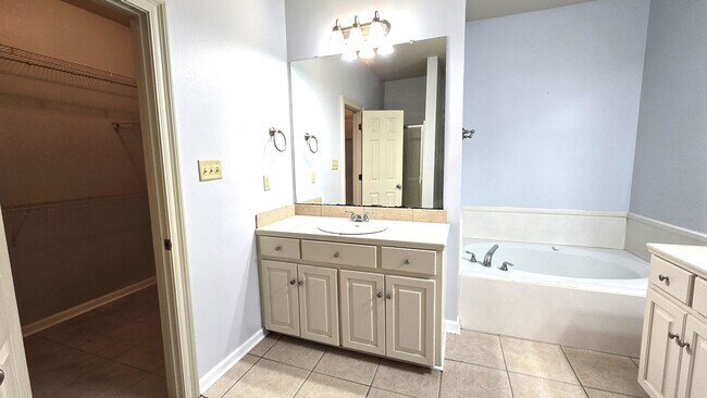 Building Photo - 727 Summer Breeze Dr