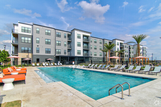 Building Photo - Bend on Bluebonnet