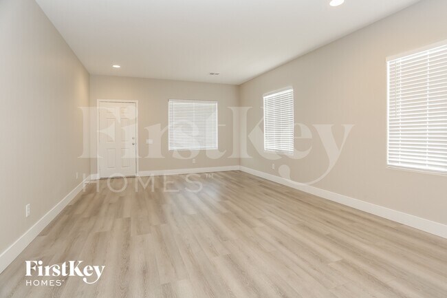 Foto del edificio - 6834 N Dovecote Ave