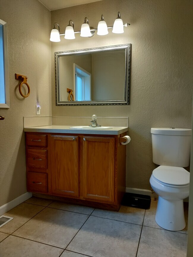 Building Photo - 915 Tipsoo Loop N