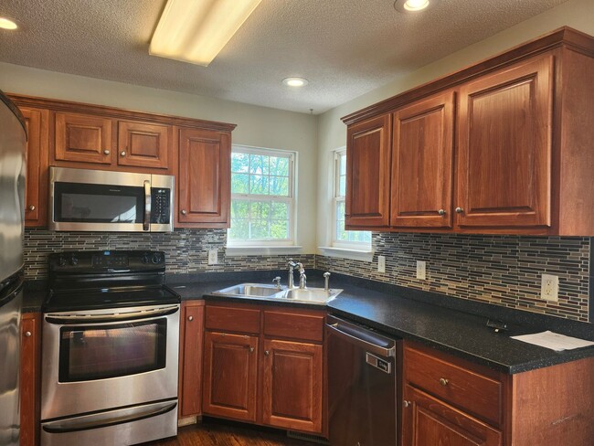 Photo - Spacious 4 Bedroom 3 bath in Hamilton on Hunter Subdivision House