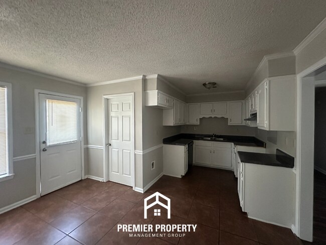 Foto del edificio - Quiet 3BR/2BA Cove in Bartlett Area | Vaulted Ceilings & Hardwood Floors