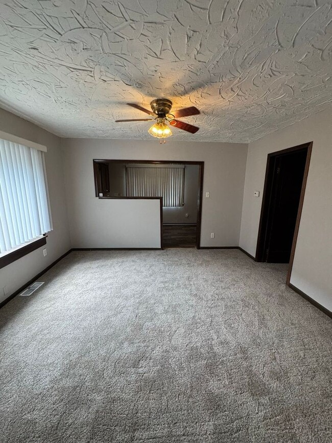 Building Photo - Southeast Side - 2 Bedroom home
