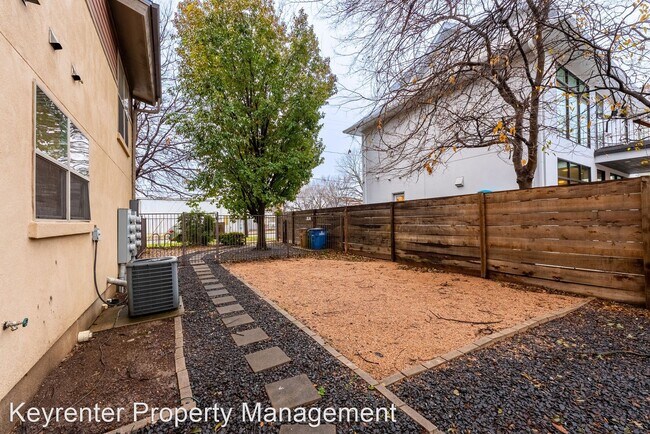 Foto del edificio - 2 br, 2.5 bath House - 2608 E 6th St. Unit 1