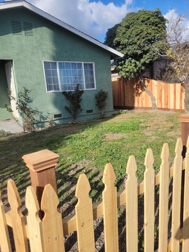 Foto del edificio - 523 W 8th St