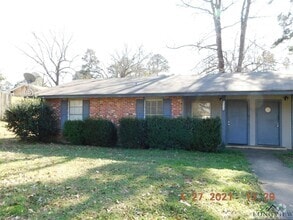 Building Photo - 605 Circle Dr
